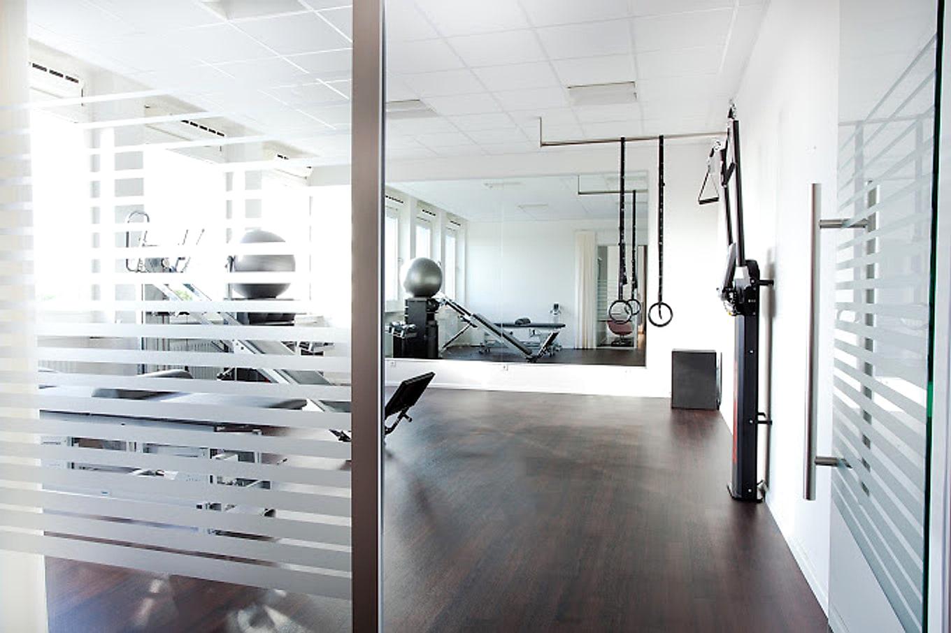 Heller Trainingsraum der Physiotherapie Mühlenviertel in Bremen Horn-Lehe mit Trainingsgeräten